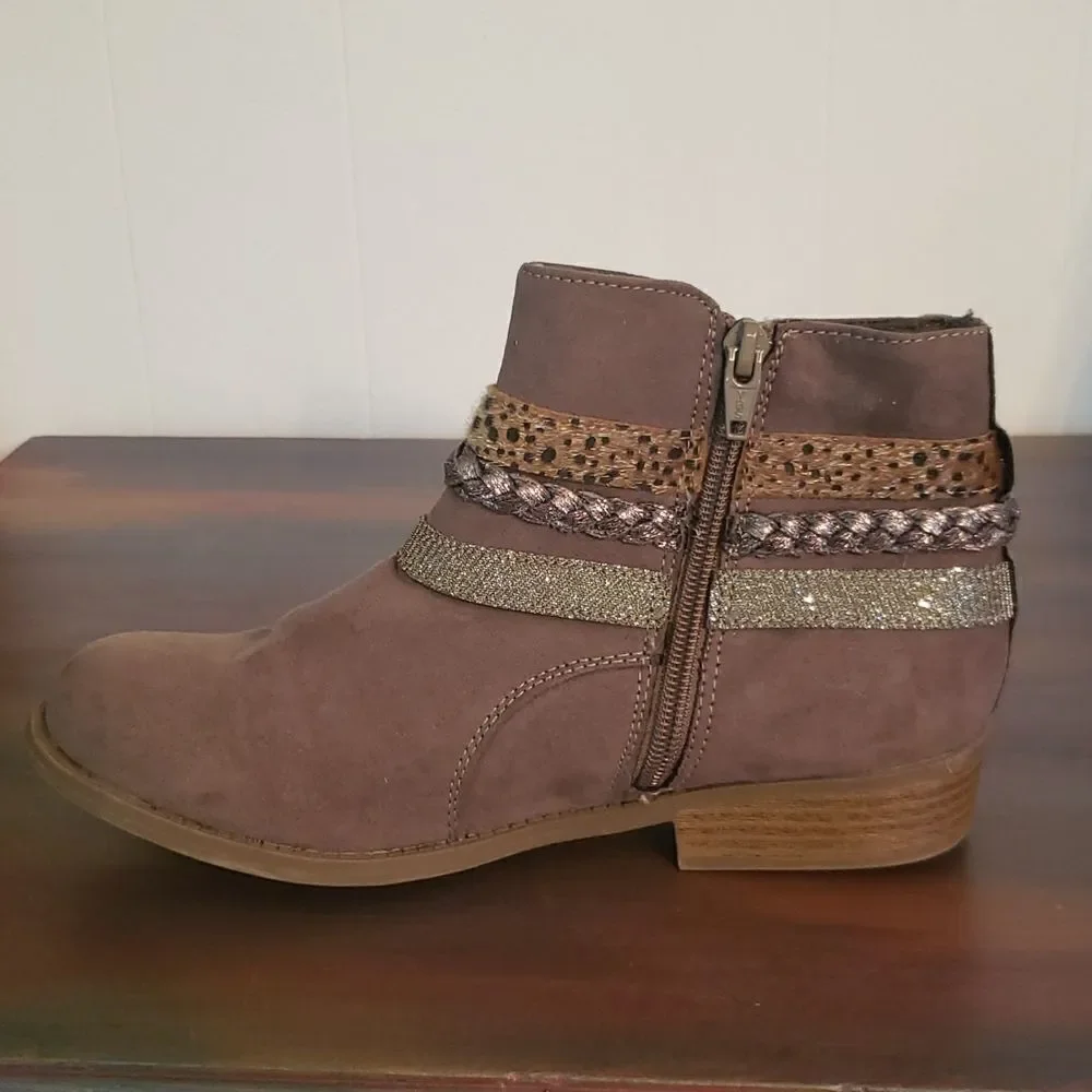 EUC SO Brown Ankle Boots with Glittery 